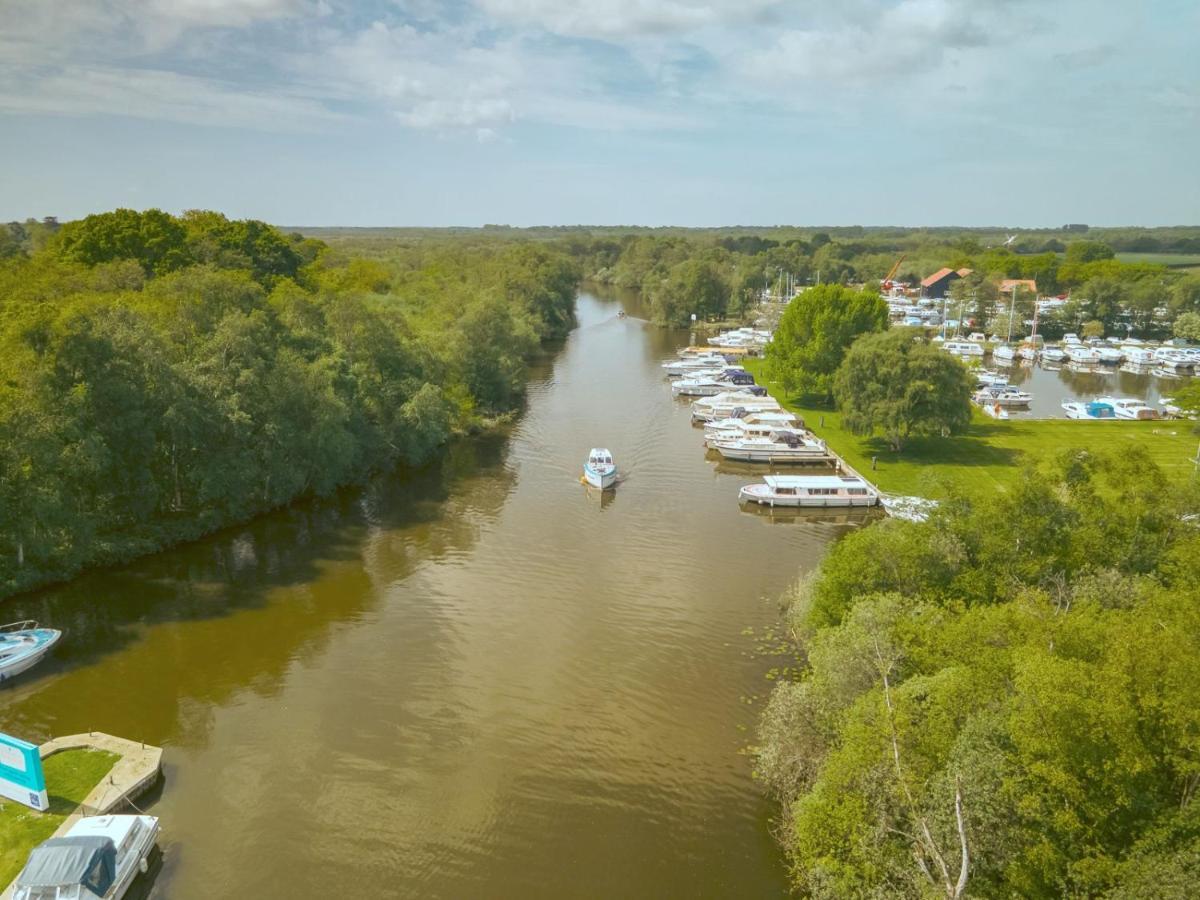 Adorable Two Bed Norfolk Broads Holiday Home - River Views With Moorings & Fishing Stalham Esterno foto