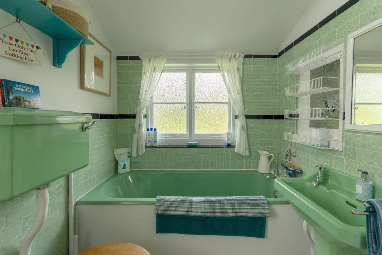 Adorable Two Bed Norfolk Broads Holiday Home - River Views With Moorings & Fishing Stalham Esterno foto