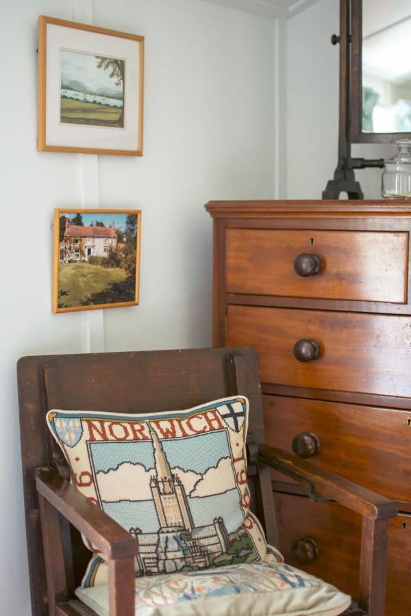 Adorable Two Bed Norfolk Broads Holiday Home - River Views With Moorings & Fishing Stalham Esterno foto