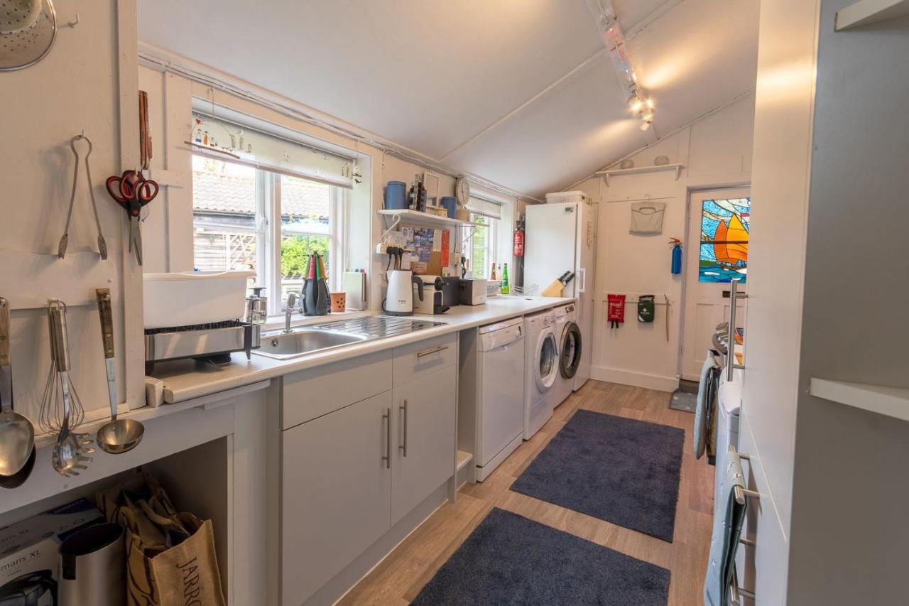 Adorable Two Bed Norfolk Broads Holiday Home - River Views With Moorings & Fishing Stalham Esterno foto