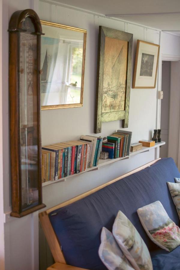 Adorable Two Bed Norfolk Broads Holiday Home - River Views With Moorings & Fishing Stalham Esterno foto