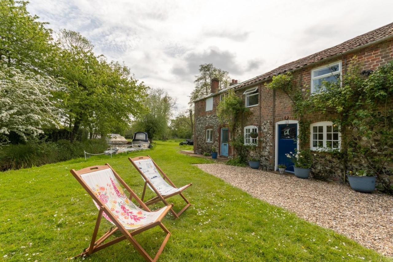 Adorable Two Bed Norfolk Broads Holiday Home - River Views With Moorings & Fishing Stalham Esterno foto