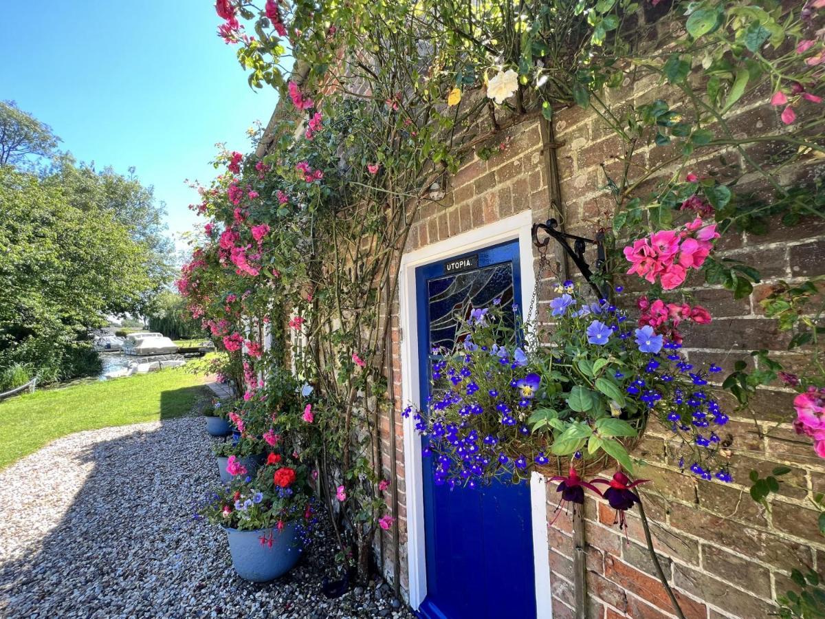 Adorable Two Bed Norfolk Broads Holiday Home - River Views With Moorings & Fishing Stalham Esterno foto