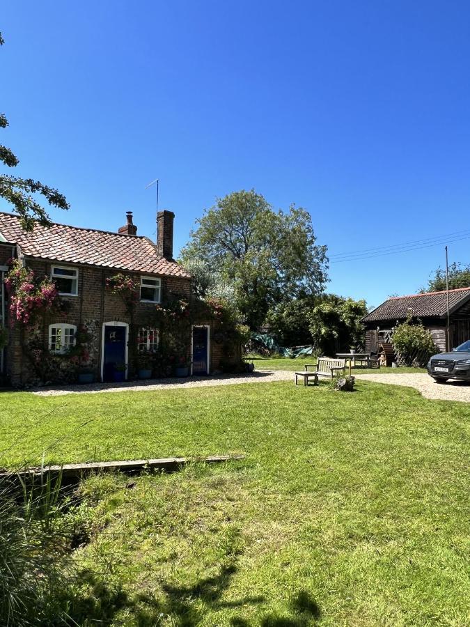 Adorable Two Bed Norfolk Broads Holiday Home - River Views With Moorings & Fishing Stalham Esterno foto