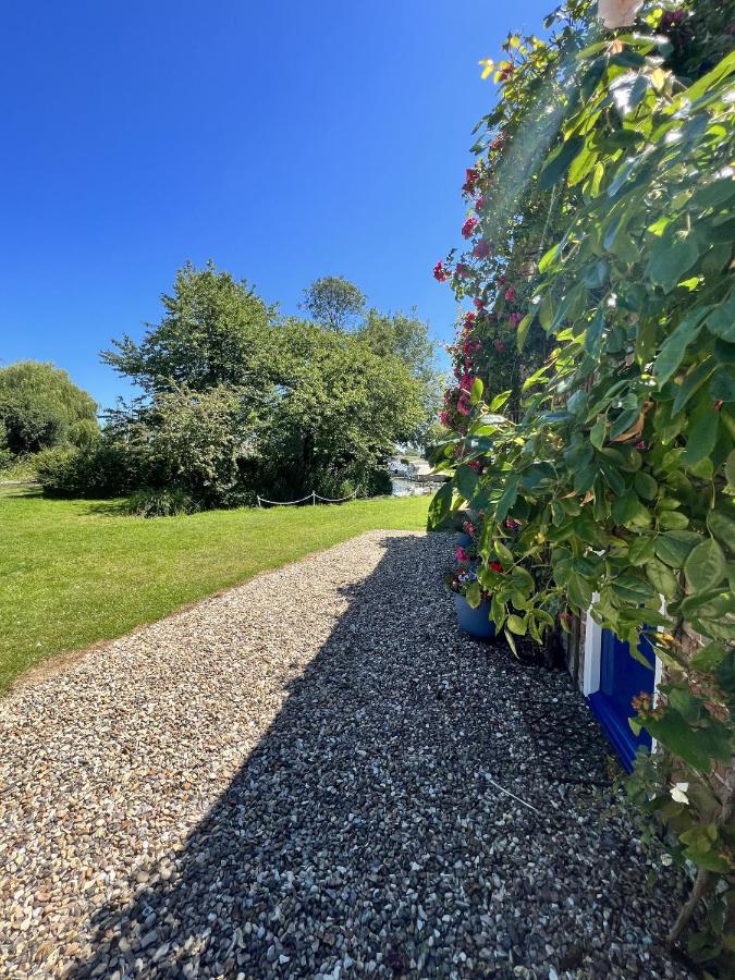 Adorable Two Bed Norfolk Broads Holiday Home - River Views With Moorings & Fishing Stalham Esterno foto