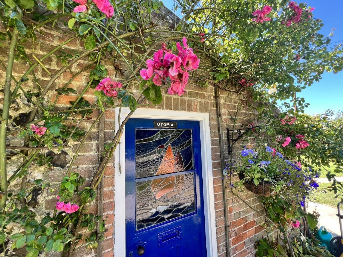 Adorable Two Bed Norfolk Broads Holiday Home - River Views With Moorings & Fishing Stalham Esterno foto