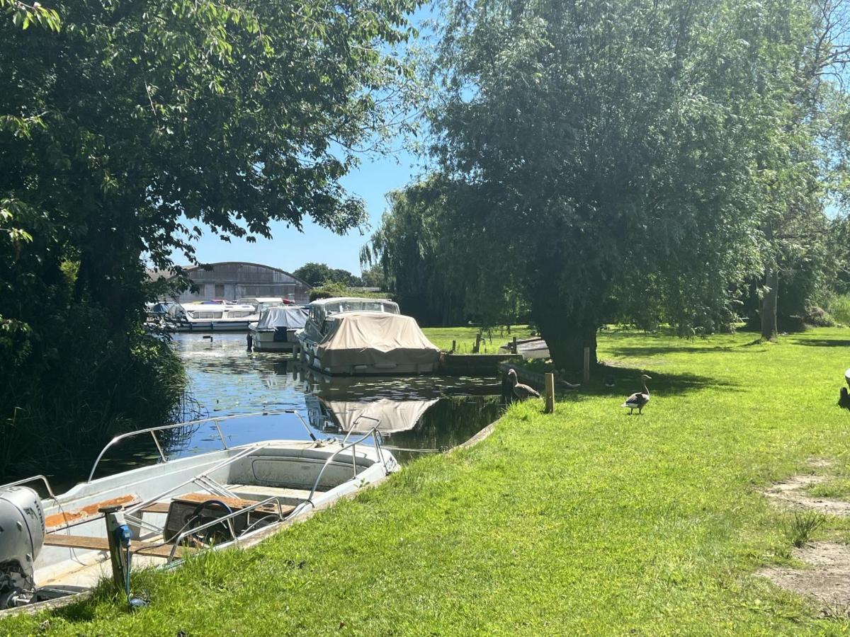 Adorable Two Bed Norfolk Broads Holiday Home - River Views With Moorings & Fishing Stalham Esterno foto