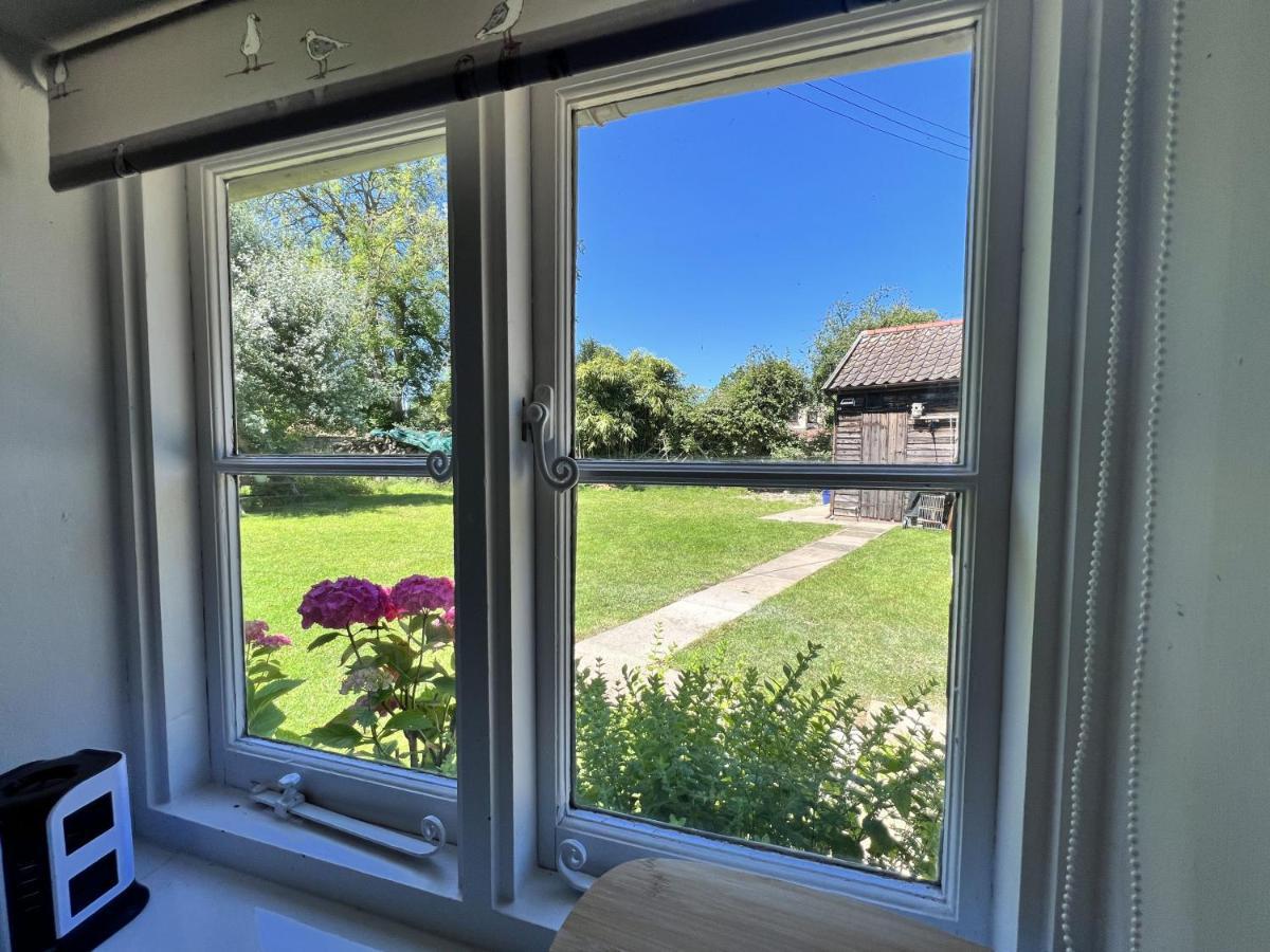 Adorable Two Bed Norfolk Broads Holiday Home - River Views With Moorings & Fishing Stalham Esterno foto