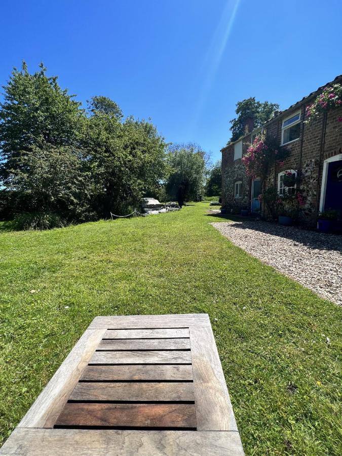 Adorable Two Bed Norfolk Broads Holiday Home - River Views With Moorings & Fishing Stalham Esterno foto