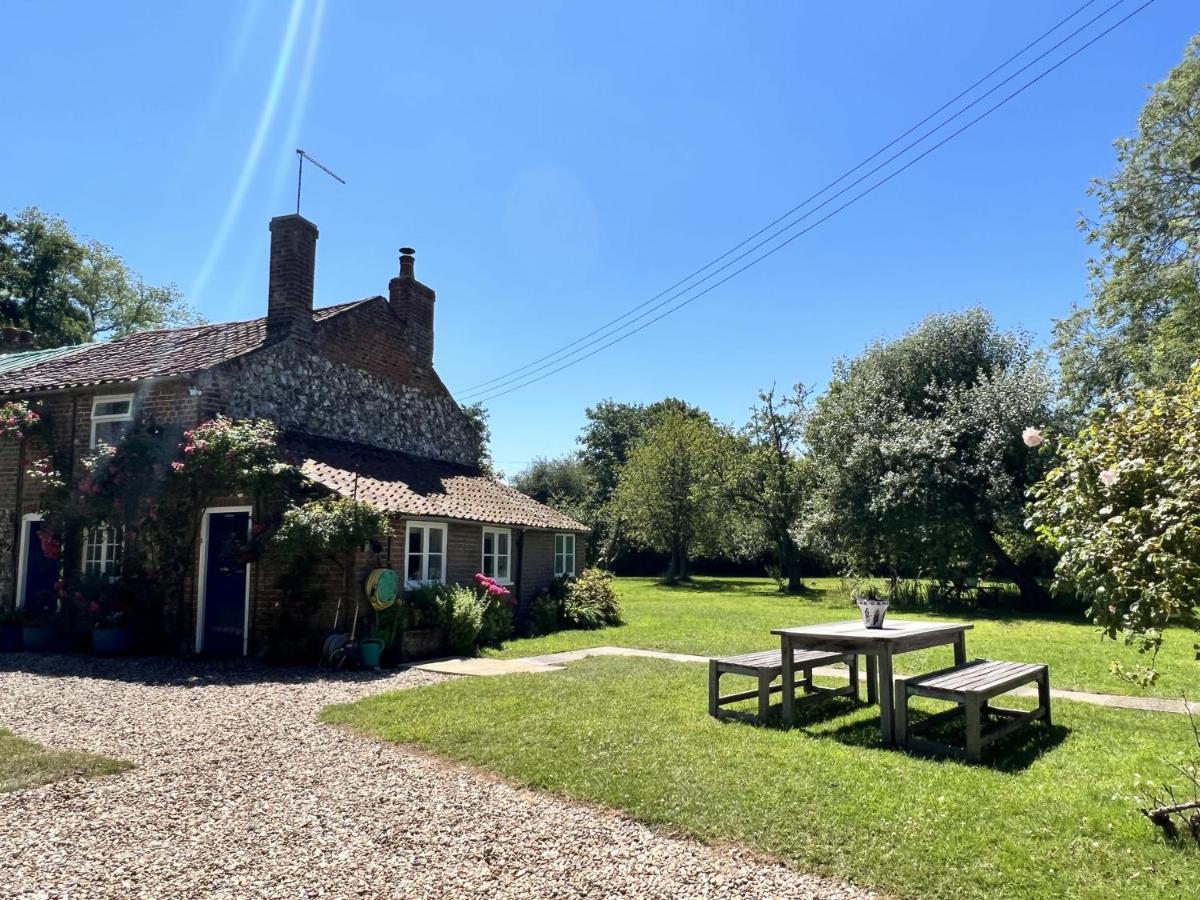 Adorable Two Bed Norfolk Broads Holiday Home - River Views With Moorings & Fishing Stalham Esterno foto