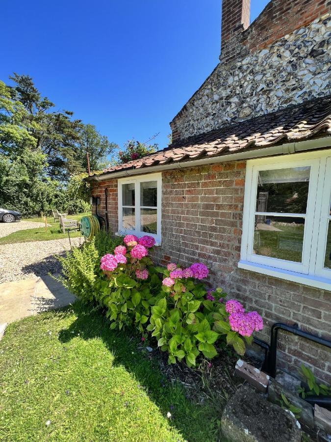 Adorable Two Bed Norfolk Broads Holiday Home - River Views With Moorings & Fishing Stalham Esterno foto